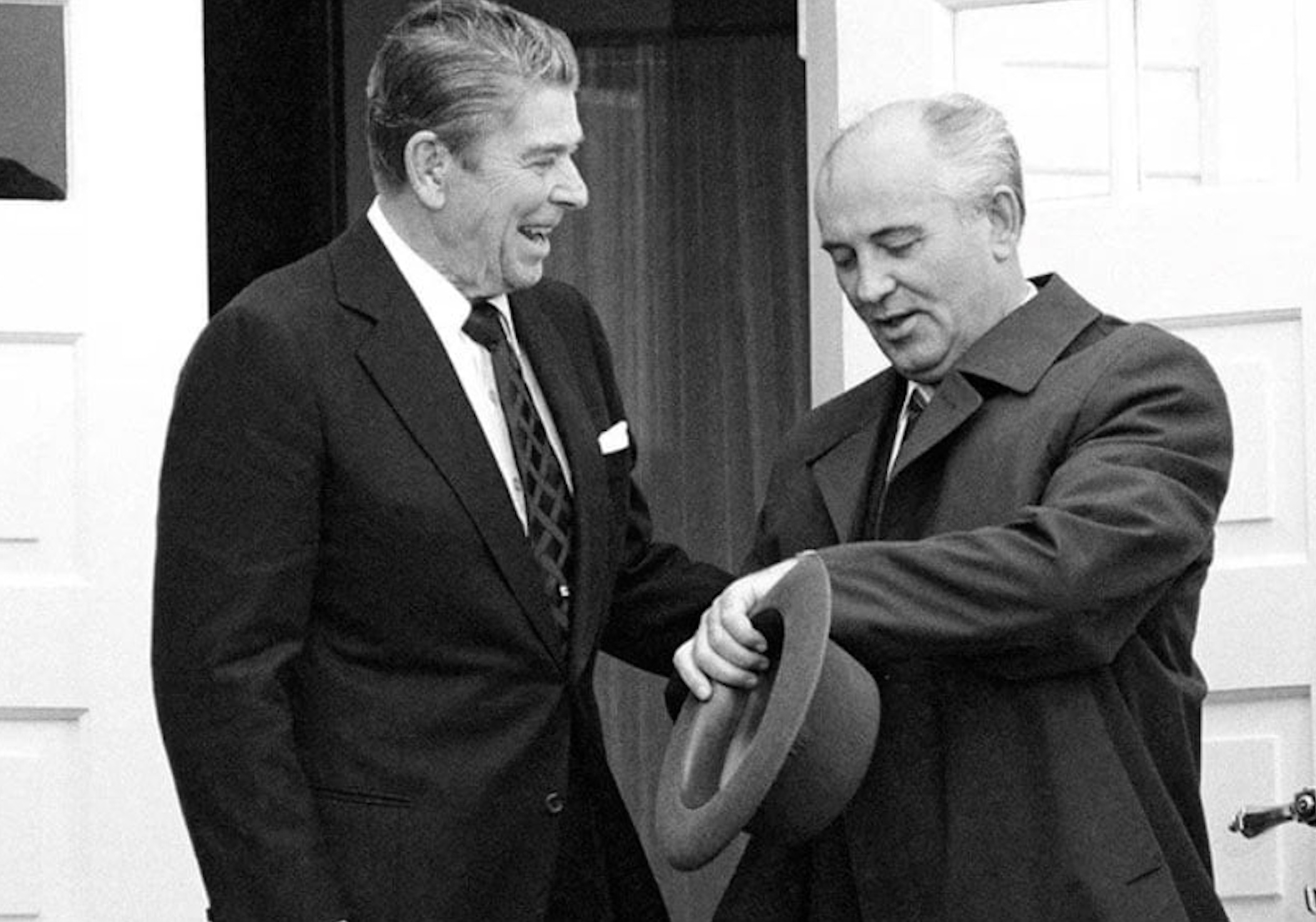 Переговоры рейгана и коля. Горбачёв Рейган Рейкьявик 1986. Горбачёв и Рейган в Рейкьявике. Встреча Горбачева и Рейгана в Рейкьявике 1986.
